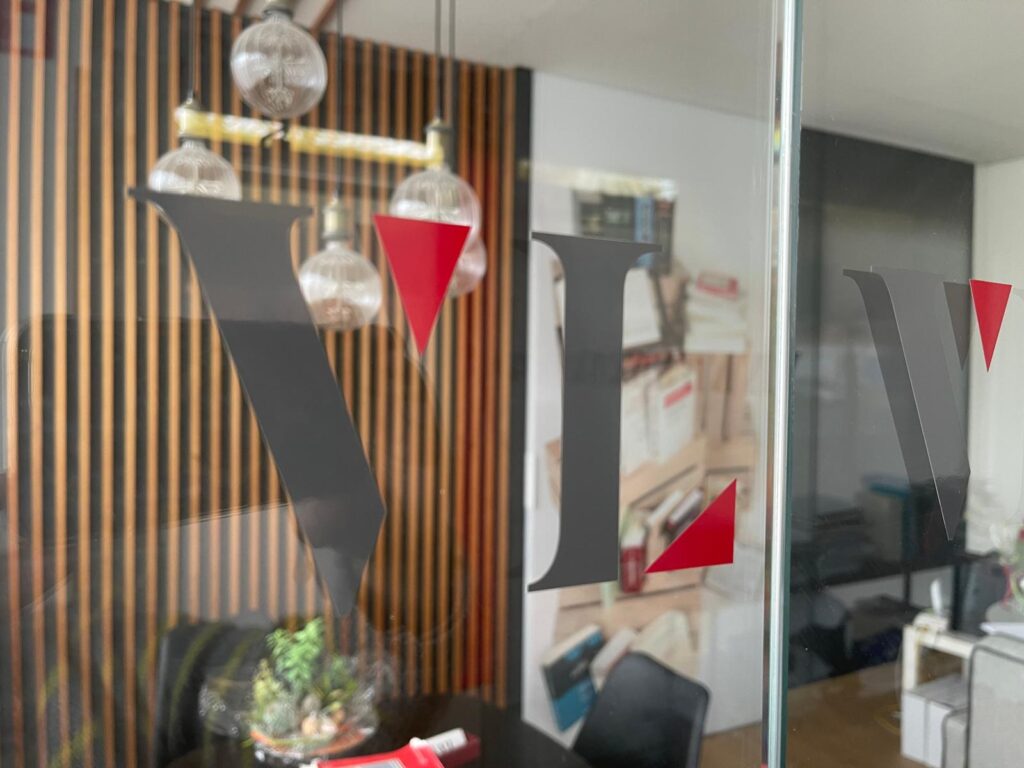 Logo de estudio de abogados elegante